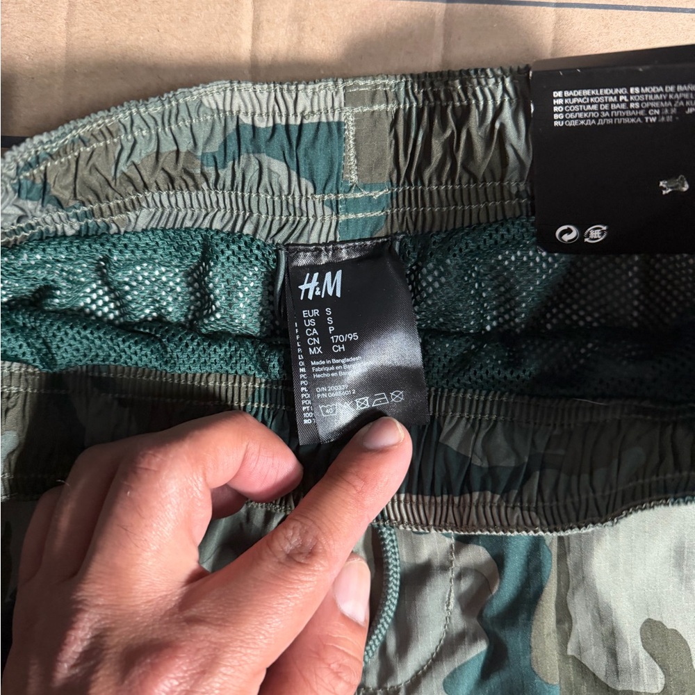 H&M Green Camo Men's Shorts - Picture 2 of 6
